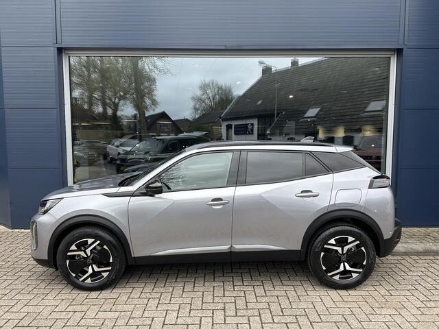 Peugeot 2008 1.2 Hybrid 136 Allure | 2025 Auto | Hybride Elektrisch rijden met Automaat | Parkeercamera 360 graden | Stoelverwarming | LED Verlichting | Navigatie via Apple Carplay/Android Auto | 17 "Lichtmetalen Velgen | Cruise & Climate Control | Dode hoekbewaking |