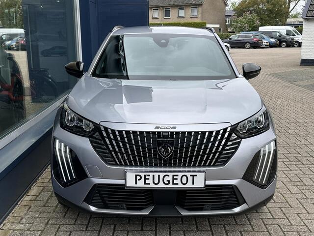 Peugeot 2008 1.2 Hybrid 136 Allure | 2025 Auto | Hybride Elektrisch rijden met Automaat | Parkeercamera 360 graden | Stoelverwarming | LED Verlichting | Navigatie via Apple Carplay/Android Auto | 17 "Lichtmetalen Velgen | Cruise & Climate Control | Dode hoekbewaking |