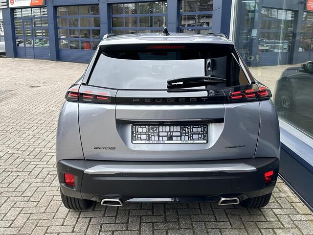 Peugeot 2008 1.2 Hybrid 136 Allure | 2025 Auto | Hybride Elektrisch rijden met Automaat | Parkeercamera 360 graden | Stoelverwarming | LED Verlichting | Navigatie via Apple Carplay/Android Auto | 17 "Lichtmetalen Velgen | Cruise & Climate Control | Dode hoekbewaking |