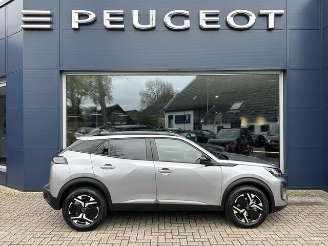 Peugeot 2008 1.2 Hybrid 136 Allure | 2025 Auto | Hybride Elektrisch rijden met Automaat | Parkeercamera 360 graden | Stoelverwarming | LED Verlichting | Navigatie via Apple Carplay/Android Auto | 17 "Lichtmetalen Velgen | Cruise & Climate Control | Dode hoekbewaking |