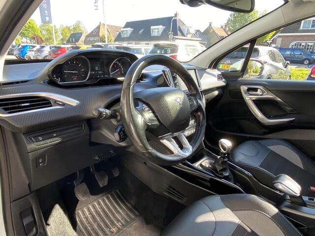 Peugeot 2008 1.2T 130pk Blue Lease Allure | Panoramdak | Achteruitrijcamera | Trekhaak | Navigatie | Half lederen bekleding | Climate Control