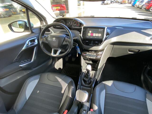 Peugeot 2008 1.2T 130pk Blue Lease Allure | Panoramdak | Achteruitrijcamera | Trekhaak | Navigatie | Half lederen bekleding | Climate Control
