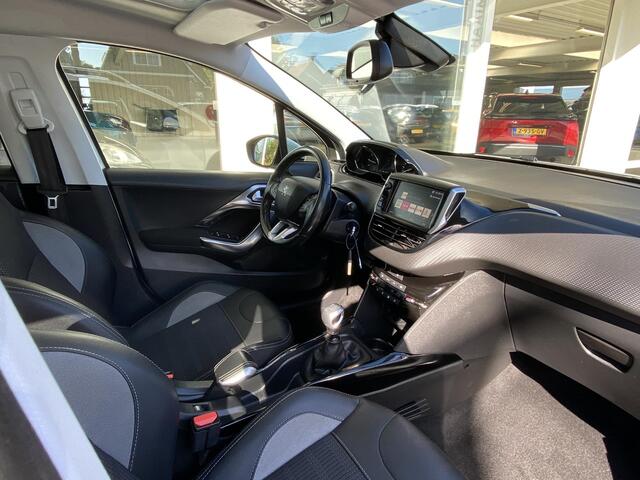 Peugeot 2008 1.2T 130pk Blue Lease Allure | Panoramdak | Achteruitrijcamera | Trekhaak | Navigatie | Half lederen bekleding | Climate Control