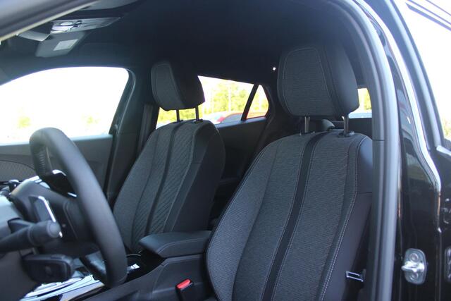 Peugeot 2008 1.2 Hybrid 136PK AUTOMAAT ALLURE | NIEUWE AUTO! | KEYLESS ENTRY/START | PARKEERSENSOREN VOOR + ACHTER | 17" LICHTMETALEN VELGEN | ADAPTIVE CRUISE CONTROL | CLIMATE CONTROL | STOEL VERWARMING | DRAADLOZE APPLE CARPLAY/ANDROID AUTO | DAB+ RADIO |
