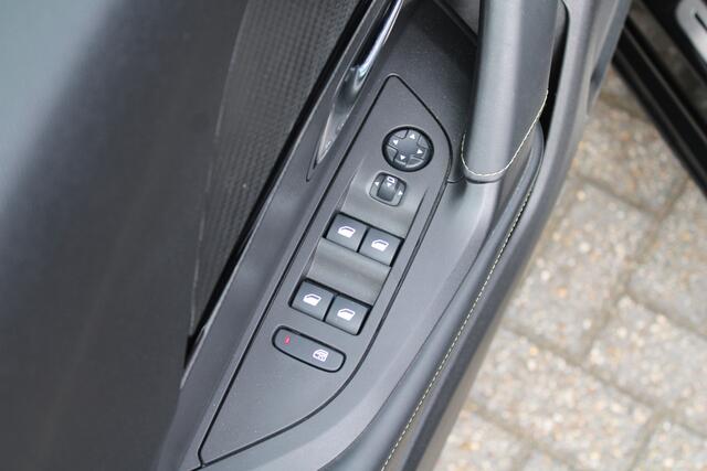 Peugeot 2008 1.2 PureTech GT-Line Cruise/Climate control, Trekhaak, Apple Carplay/Android auto, Navigatie, Camera,