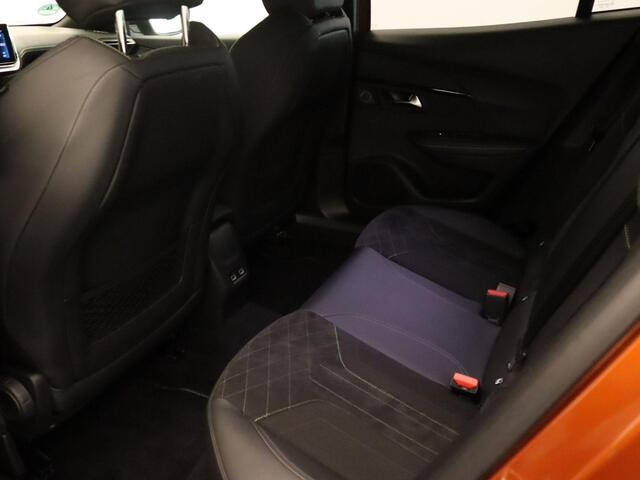 Peugeot 2008 1.2 PureTech GT-Line - TREKHAAK (TREKGEWICHT 1200 KG GEREMD) - ADAPTIEVE CRUISE CONTROL - NAVIGATIE - PARKEERSENSOREN VOOR/ ACHTER - STOELVERWARMING VOORZIJDE - PREMIUM AUDIO INSTALLATIE - DODEHOEKDETECTIE - CLIMATE CONTROL - EXTRA GETINT GLAS