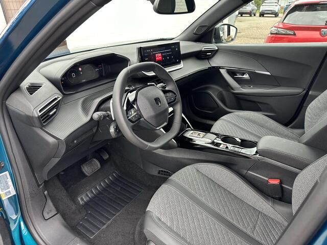 Peugeot 2008 1.2 Hybrid 145 PK Allure | Automaat | 2025 Auto | Navigatie | Keyless Entry | Draadloze Telefoonlader | Adaptieve Cruise Control | 360 Graden Camera | Parkeersensoren V+A | Hoge Zitpositie | Hybride Elektrisch rijden met Automaat | Climate Control | Stoel