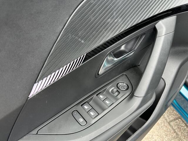 Peugeot 2008 1.2 Hybrid 145 PK Allure | Automaat | 2025 Auto | Navigatie | Keyless Entry | Draadloze Telefoonlader | Adaptieve Cruise Control | 360 Graden Camera | Parkeersensoren V+A | Hoge Zitpositie | Hybride Elektrisch rijden met Automaat | Climate Control | Stoel