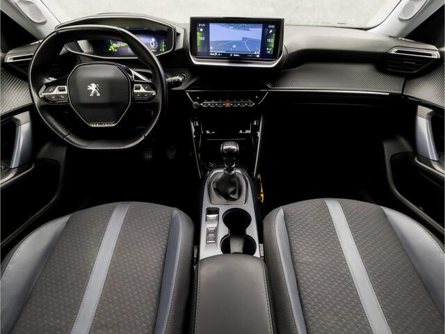 Peugeot 2008 1.2 PureTech Allure Sport (VIRTUAL COCKPIT, APPLE CARPLAY, LEDER, GROOT NAVI, STOELVERWARMING, 360 CAMERA, GETINT GLAS, SPORTSTOELEN, LM VELGEN, LED KOPLAMPEN, TREKHAAK, NIEUWSTAAT)