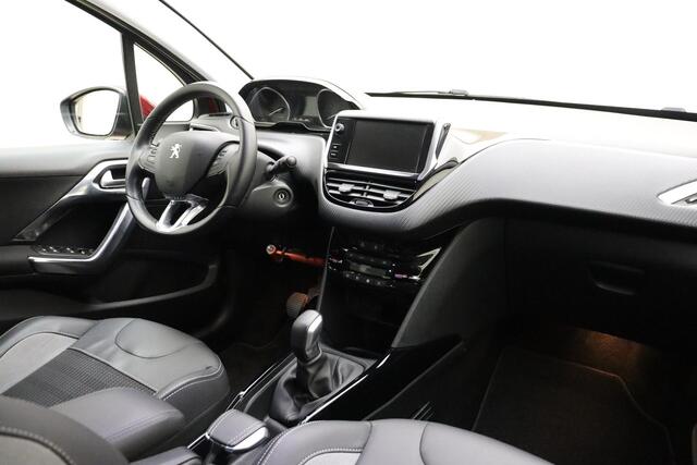 Peugeot 2008 1.2 PureTech Allure 110 PK | Navigatie | Climate control | Weinig kilometers | Camera | Lichtmetalen velgen | Extra getint glas | Dakrails | Cruise control
