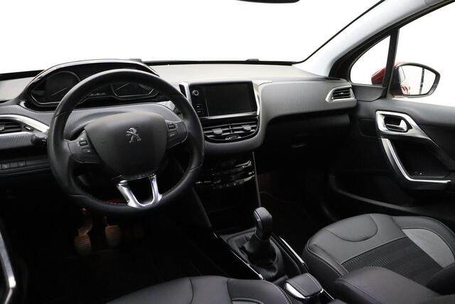 Peugeot 2008 1.2 PureTech Allure 110 PK | Navigatie | Climate control | Weinig kilometers | Camera | Lichtmetalen velgen | Extra getint glas | Dakrails | Cruise control