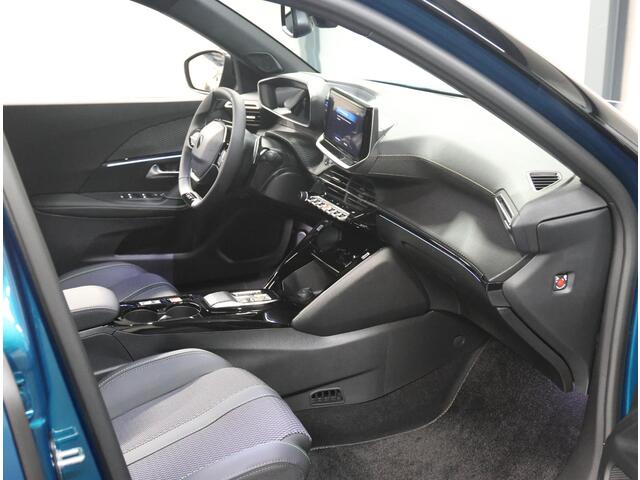 Peugeot 2008 1.2 Hybrid 145 GT | Incl. ¤5.890,- Korting! | Adaptive CruiseControl | Navigatie | Dodehoekdetectie | AppleCarPlay/AndroidAuto | ClimateControl |