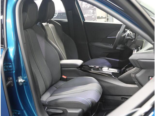 Peugeot 2008 1.2 Hybrid 145 GT | Incl. ¤5.890,- Korting! | Adaptive CruiseControl | Navigatie | Dodehoekdetectie | AppleCarPlay/AndroidAuto | ClimateControl |