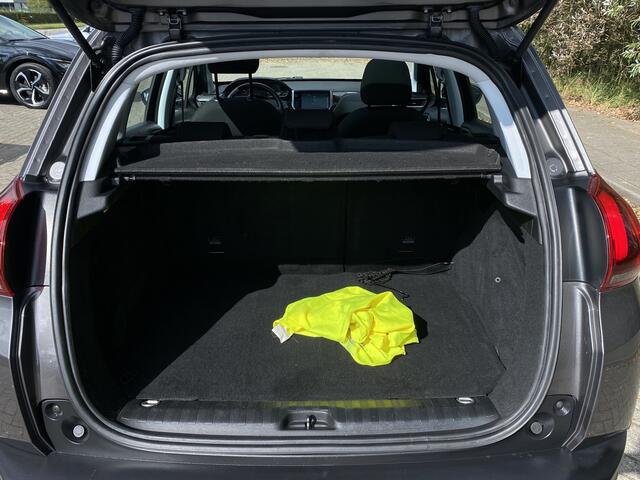 Peugeot 2008 1.2 PureTech Blue Lion | Navigatie | Parkeersensoren | Panorama dak |