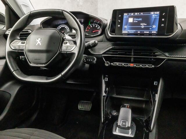 Peugeot 2008 1.2 PureTech Allure Sport Automaat (APPLE CARPLAY, GROOT NAVI, LANE ASSIST, GETINT GLAS, SPORTSTOELEN, PARKEERSENSOREN, LED KOPLAMPEN, DAB+, CRUISE, NIEUWSTAAT)