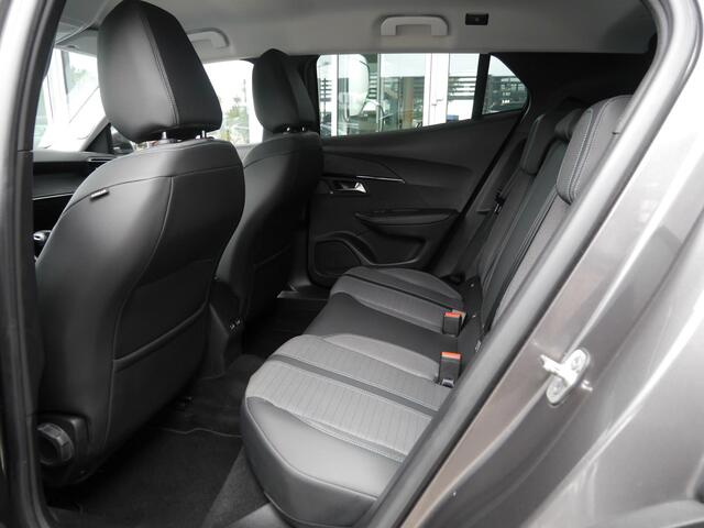 Peugeot 2008 1.2 PureTech Allure Pack | Stoelverwarming | Keyless entry en start | Navigatie | Lichtmetalen velgen | Climate control | Cruise control | Extra getint glas | Apple carplay/Android auto