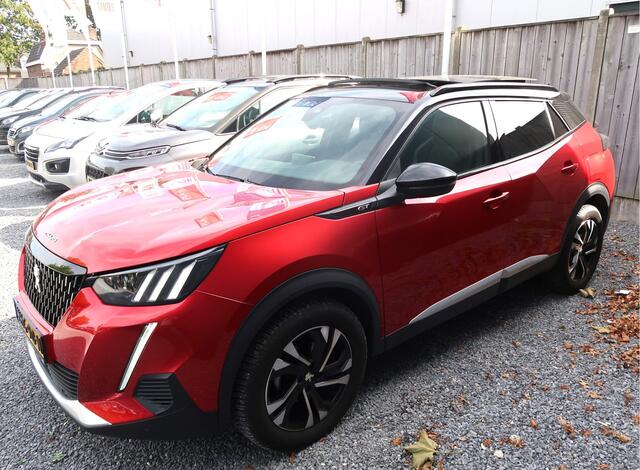 Peugeot 2008 130 Pk. Benzine *** GT *** AUTOMAAT * Bordeaux Rood i.c.m. Zwart Dak * Schuifdak * Alcantara Bekleding * Elektrisch + Verwarmde Stoelen * Trekhaak * Led Verlichting * Massage functie bestuurdersstoel * Vingerhoets; Vierde Generatie Eersteklas Service !