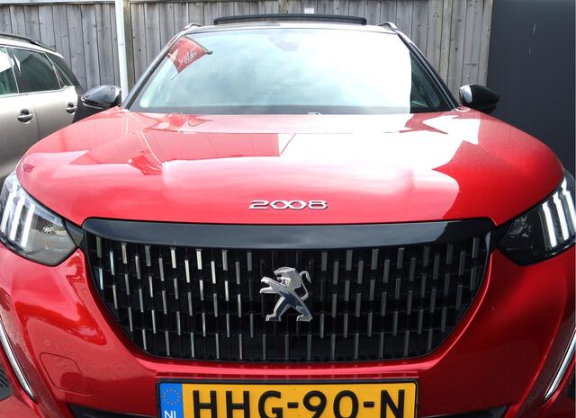 Peugeot 2008 130 Pk. Benzine *** GT *** AUTOMAAT * Bordeaux Rood i.c.m. Zwart Dak * Schuifdak * Alcantara Bekleding * Elektrisch + Verwarmde Stoelen * Trekhaak * Led Verlichting * Massage functie bestuurdersstoel * Vingerhoets; Vierde Generatie Eersteklas Service !