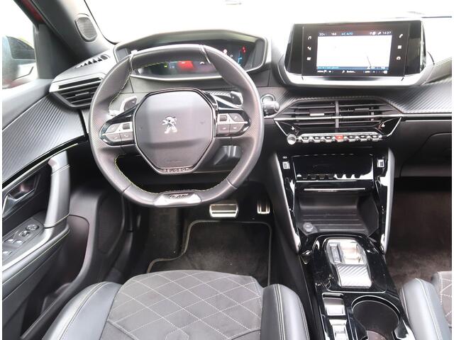 Peugeot 2008 130 Pk. Benzine *** GT *** AUTOMAAT * Bordeaux Rood i.c.m. Zwart Dak * Schuifdak * Alcantara Bekleding * Elektrisch + Verwarmde Stoelen * Trekhaak * Led Verlichting * Massage functie bestuurdersstoel * Vingerhoets; Vierde Generatie Eersteklas Service !