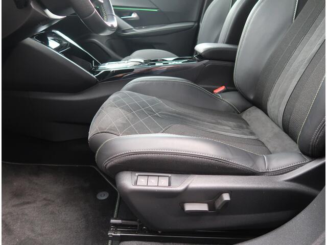 Peugeot 2008 130 Pk. Benzine *** GT *** AUTOMAAT * Bordeaux Rood i.c.m. Zwart Dak * Schuifdak * Alcantara Bekleding * Elektrisch + Verwarmde Stoelen * Trekhaak * Led Verlichting * Massage functie bestuurdersstoel * Vingerhoets; Vierde Generatie Eersteklas Service !