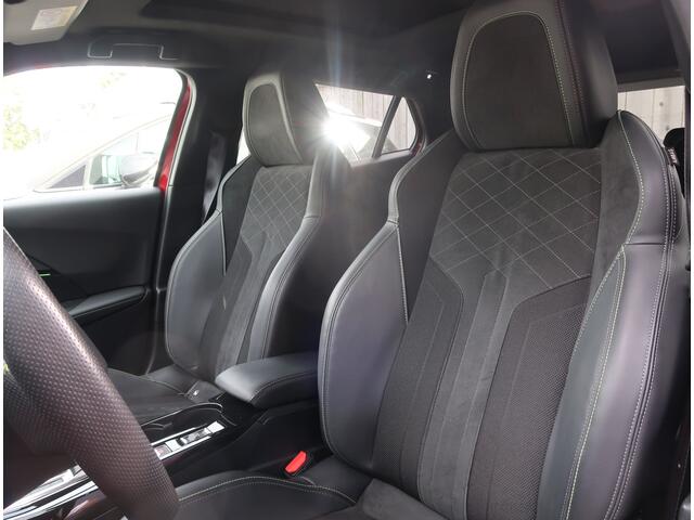 Peugeot 2008 130 Pk. Benzine *** GT *** AUTOMAAT * Bordeaux Rood i.c.m. Zwart Dak * Schuifdak * Alcantara Bekleding * Elektrisch + Verwarmde Stoelen * Trekhaak * Led Verlichting * Massage functie bestuurdersstoel * Vingerhoets; Vierde Generatie Eersteklas Service !