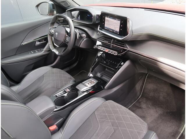 Peugeot 2008 130 Pk. Benzine *** GT *** AUTOMAAT * Bordeaux Rood i.c.m. Zwart Dak * Schuifdak * Alcantara Bekleding * Elektrisch + Verwarmde Stoelen * Trekhaak * Led Verlichting * Massage functie bestuurdersstoel * Vingerhoets; Vierde Generatie Eersteklas Service !