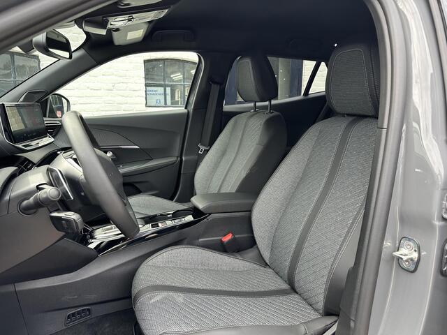 Peugeot 2008 1.2 Hybrid 145 PK Allure ¤ 6500 DEMO VOORDEEL| Automaat | 2025 Auto | Navigatie via Telefoon | Adaptieve Cruise Control | 360 Graden Camera | Parkeersensoren V+A | Hoge Zitpositie | Hybride Elektrisch rijden met Automaat | Climate Control | Stoelverwarmin