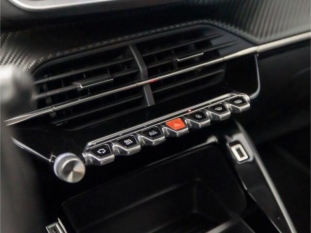 Peugeot 2008 1.2 PureTech Sport (APPLE CARPLAY, GROOT NAVI, GETINT GLAS, TREKHAAK, PARKEERSENSOREN, SPORTSTOELEN, CRUISE, LM VELGEN, LED KOPLAMPEN, DAB+, NIEUWSTAAT)