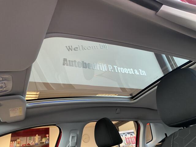 Peugeot 2008 1.2 PureTech Blue Lion,Panoramadak,Navigatie,Parkeerassistent,Airco,Cruisecontrol,Bluetooth,Connected Services,Achteruitrijsensoren,Ipod Usb Aansluiting