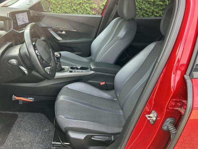 Peugeot 2008 1.2 Turbo 130PK Allure | 6-Bak | Navigatie | Camera | LED Verlichting | Stoelverwarming | Climate Control | Cruise Control | 17 Inch Lichtmetalen Velgen |