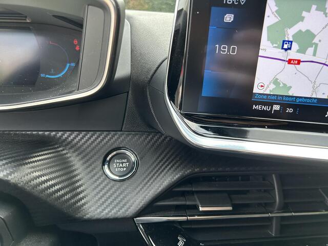 Peugeot 2008 1.2 Turbo 130PK Allure | 6-Bak | Navigatie | Camera | LED Verlichting | Stoelverwarming | Climate Control | Cruise Control | 17 Inch Lichtmetalen Velgen |