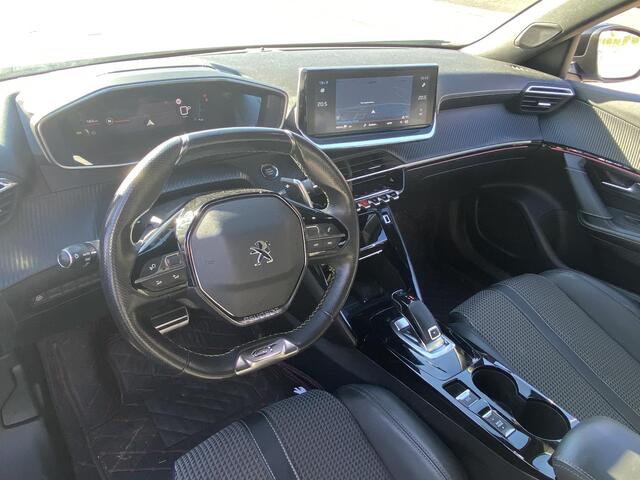 Peugeot 2008 1.2 PureTech EAT8-automaat GT-Line met o.a. navigatie, CarPlay, cruise, trekhaak, LED, etc.