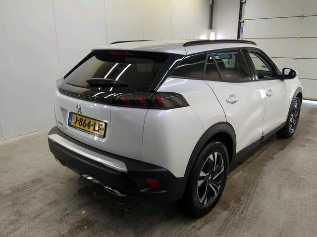 Peugeot 2008 1.2 PureTech 130pk Allure Pack Auto. Panoramadak Navigatie Apple Carplay/Android Auto Camera Parkeersensoren Adaptive Cruise Control Virtual Cockpit Climate Control Lichtmetalen velgen