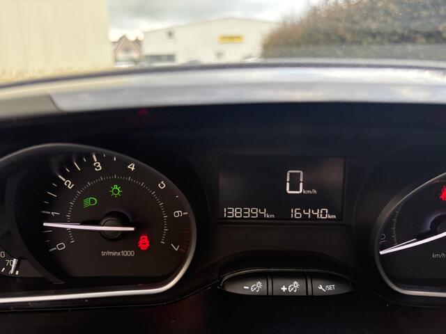 Peugeot 2008 1.2 PureTech Allure / NAVI / CRUISE / AIRCO ECC / 139dkm!