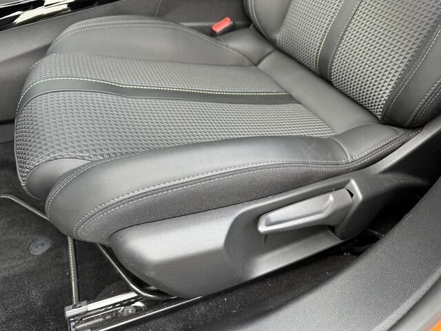 Peugeot 2008 1.2 Turbo 130 PK GT | Unieke auto met slechts 30000 KM | Navigatie | 3D Digitale Cockpit | Full LED Verlichting | Keyless Entry | Dode Hoek Detectie | Camera | Stoelverwarming | 18 Inch Velgen | Climate & Cruise Control | PDC V+A |