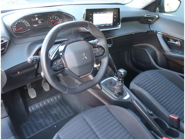 Peugeot 2008 Benzine 100 Pk Luxe Active uitvoering * Navigatie * Achteruitrij Camera * Climate & Cruise Control * L.M. Velgen * Dab Radio * Vingerhoets; Vierde Generatie Eersteklas Service, al meer dan 100 jaar.....