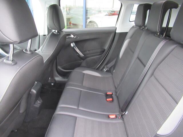 Peugeot 2008 1.2 Allure, Automaat / Trekhaak / Camera / Apple Carplay + Android Auto / Climate control / 17' LMV