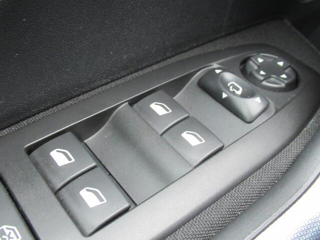 Peugeot 2008 1.2 Allure, Automaat / Trekhaak / Camera / Apple Carplay + Android Auto / Climate control / 17' LMV