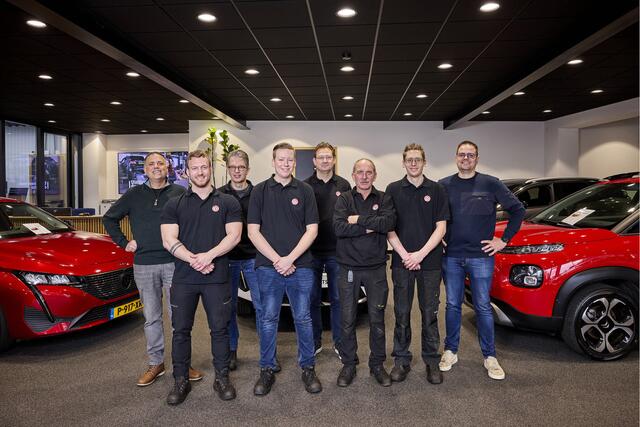 Peugeot 2008 Benzine 130 Pk * Automaat * Luxe Allure * Opties en foto's volgen in de week van 10 november * Trekhaak Vingerhoets; Vierde Generatie Eersteklas Service. Al meer dan 100 jaar een begrip in de Brabantse Kempen.