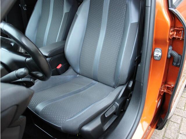 Peugeot 2008 1.2 PT Blue Lease Allure | Trekhaak / Camera / Climate