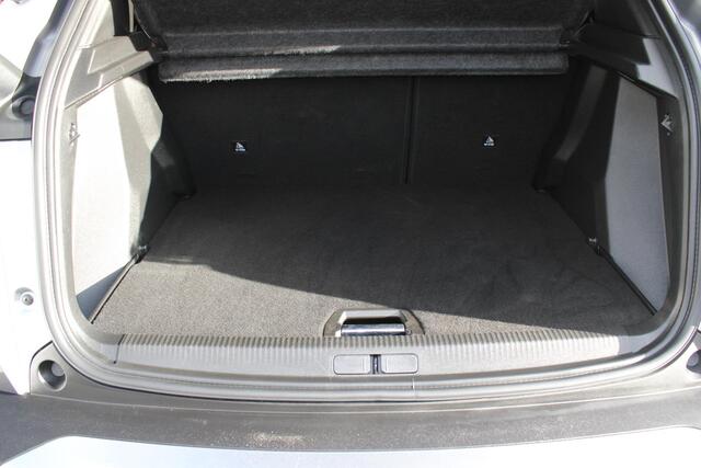 Peugeot 2008 1.2 100PK ALLURE PACK | NAVIGATIE | ACHTERUITRIJ CAMERA | APPLE CARPLAY/ANDROID AUTO | LICHTMETALEN VELGEN 17" | CRUISE CONTROL | LED KOPLAMPEN | DAB+ RADIO |