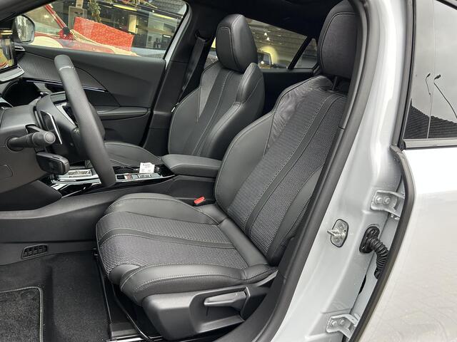 Peugeot 2008 1.2 Hybrid 145 PK GT | Automaat Hybride | VOORRAAD DEAL met ¤7.000 Korting | Panorama Schuif-/Kanteldak | Navigatie | 360 Graden Camera | Keyless Entry | Full LED Verlichting | Zwart Dak | Climate Control | 18" Lichtmetalen Velgen Evissa | Sportstoelen |