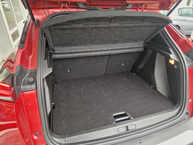 Peugeot 2008 1.2T 130pk Automaat Allure | Navigatie | Climate & Cruise Control | Achteruitrijdcamera | LMV |