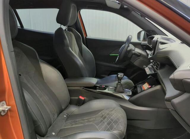 Peugeot 2008 1.2 131PK Automaat / GT Pack / Panoramadak / Trekhaak / HiFi-systeem FOCAL, / 1/2 Leder / Naviagatie / Pdc+Camera /