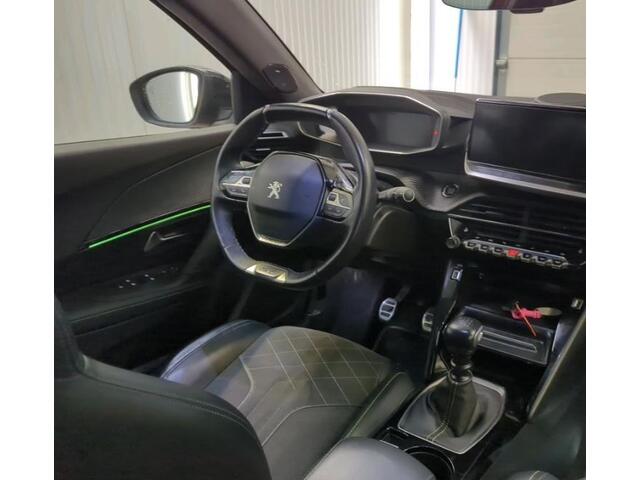 Peugeot 2008 1.2 131PK Automaat / GT Pack / Panoramadak / Trekhaak / HiFi-systeem FOCAL, / 1/2 Leder / Naviagatie / Pdc+Camera /