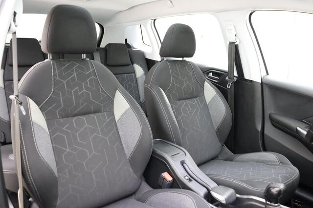 Peugeot 2008 1.2 PureTech Blue Lion 110 PK | Handgeschakeld | Panorama dak | Trekhaak | Licht Metalen Velgen | Navigatie | Parkeersensor | Cruise Control | Airco