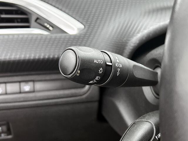 Peugeot 2008 110 PK Signature | Rijklaar | Navigatie | Parkeersensoren | LM Velgen |