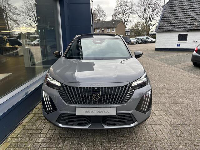 Peugeot 2008 1.2 Hybrid 145 GT | Automaat Hybride | VOORRAAD DEAL met ¤7.000 Korting | Panorama Schuif-/Kanteldak | Navigatie | 360 Graden Camera | Keyless Entry | Full LED Verlichting | Zwart Dak | Climate Control | 18" Lichtmetalen Velgen Evissa | Sportstoelen | Hog