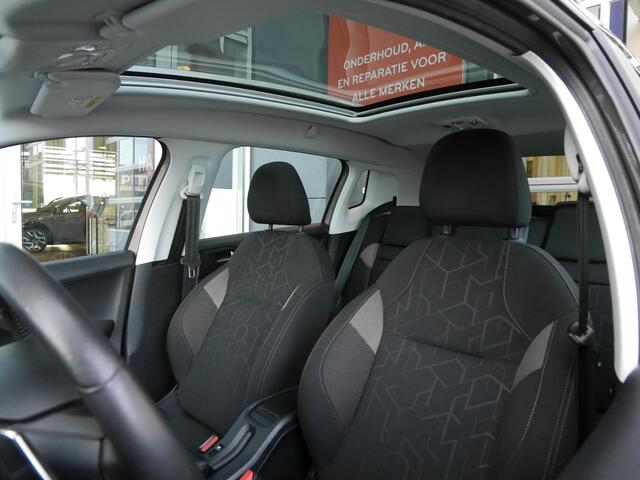Peugeot 2008 1.2 PureTech Active | Automaat | Navigatie | Trekhaak | Parkeersensoren achter | Panorama dak | Cruise control | Bluetooth | Elektrische ramen voor | Airco