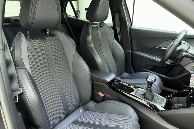 Peugeot 2008 1.2 PureTech GT | Navigatie | 130 pk | Carplay | Camera | Climate Control | LM-velgen | Parkeersensoren | Keyless Entry&Start